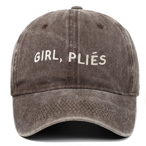 Détail de la broderie Girl Plies sur la casquette en coton délavé vintage marron foncé