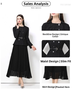 Détail du revers à double boutonnage et de la ceinture sur une robe plissée noire élégante