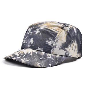 Gros plan sur le tissu à séchage rapide effet marbré tie-dye d'une casquette
