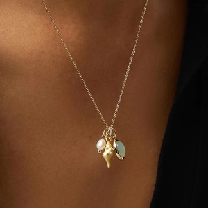 Vintage-Halskette mit Gold-Muschelanhänger, Aventurin und Perle an Model gezeigt