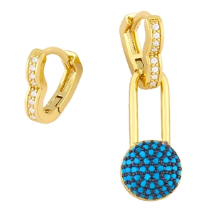 Asymmetrische goldene Ohrringe mit Herz-Strass und Evil Eye Perle auf weißem Hintergrund