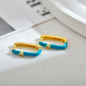 Macro des boucles d'oreilles rectangulaires plaquées or avec émail bleu et zircon