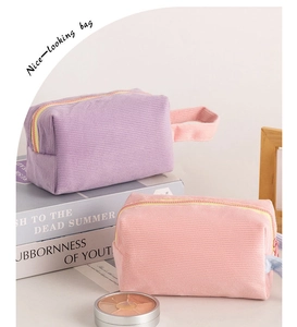 Dettaglio di trousse in velluto a coste rosa e viola con cerniere arcobaleno e manici