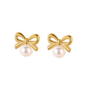 Détail de boucles d'oreilles nœuds dorées à l'or fin avec perles polies sur fond blanc