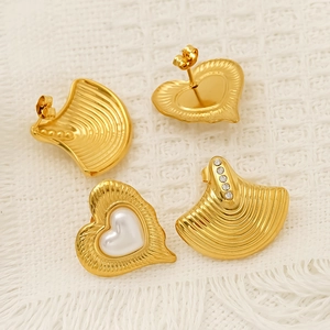 Boucles d'oreilles cœur dorées avec perles blanches et clous en forme d'éventail