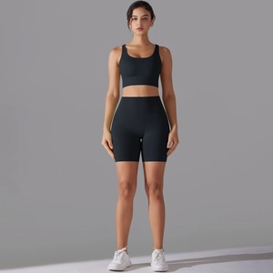 Vista frontale di un set nero con reggiseno sportivo e pantaloncini a vita alta per fitness