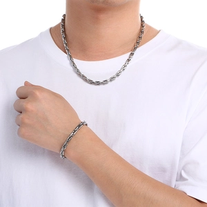 Poliertes silbernes Edelstahl Halsketten und Armband Set am männlichen Model