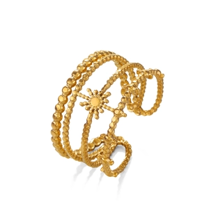 Bague étoile multicouche en acier inoxydable plaqué or 18K vintage sur fond blanc