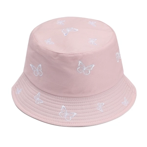 Dettaglio del cappello a secchiello rosa con ricami di farfalle bianche e trama in twill