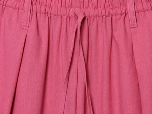Détail du pantalon rose en lin mélangé avec taille élastique et cordon de serrage