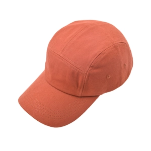 Dettaglio ravvicinato di un cappello 5-panel in tela arancione con visiera piatta