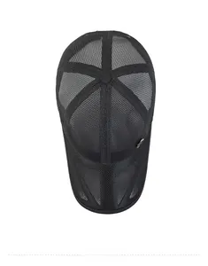 Vue détaillée d'une casquette de baseball en maille noire avec détails en métal poli