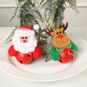 Clochettes de Noël en peluche Père Noël et renne avec étoiles sur un sapin décoratif