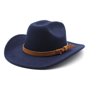 Détail d'un chapeau de cowboy en feutre bleu marine avec bandeau en cuir marron et boucle