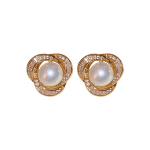 Boucles d'oreilles fleur vintage avec perles blanches et accents de zircone