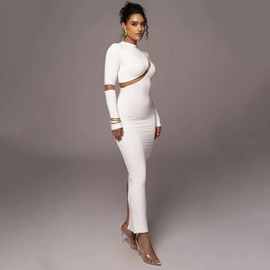 Détail d'une robe longue blanche à manches longues avec découpe élégante à la taille