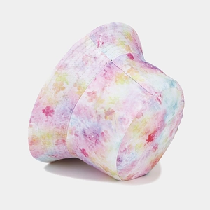 Détail d'un chapeau bob tie-dye coloré aux tons pastel avec coutures de bord renforcées
