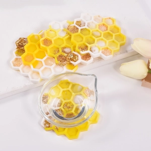 Détail de sous-verres en résine alvéolée avec époxy jaune et accents de feuille d'or
