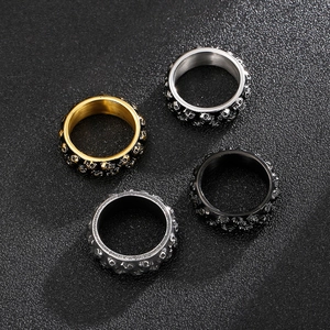 Makroaufnahme von Punk-Totenkopfringen in Gold, Silber, Schwarz und Antik-Silberoptik