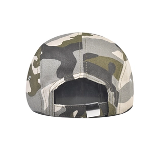 Vue arrière d'une casquette camouflage en coton rétro avec boucle métallique réglable