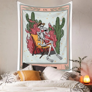 Détail d'une tapisserie tarot montrant un squelette buvant du thé dans une chambre
