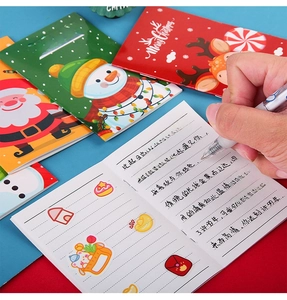 Primo piano di un quaderno di Natale con pagine a righe e copertina con pupazzo di neve