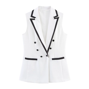 Détail du gilet blazer sans manches blanc avec passepoil noir contrasté et double boutonnage