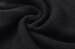 Vue macro de la texture du tricot noir montrant le tissage dense et la qualité des fibres