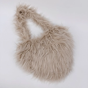 Close-up of fluffy beige faux fur texture on the heart-shaped crossbody shoulder bag