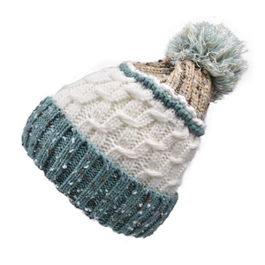 Détail d'un bonnet d'hiver en maille torsadée multicolore avec un pompon épais et doux