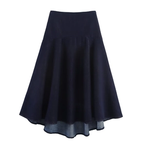 Detail eines dunkelblauen Jeans-Midirocks mit Vokuhila-Saum und Texturansicht