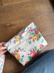 Makroaufnahme einer Vintage-Blumennatrtasche aus Baumwolle mit simple wish Etikett
