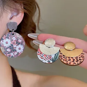 Boucles d'oreilles rétro en bois avec motifs floraux, cactus et léopard et clous dorés