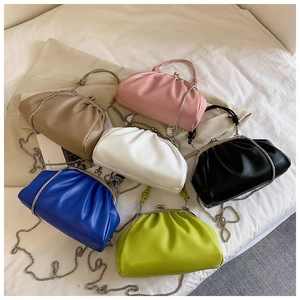 Vue détaillée des sacs plissés avec fermoir métallique en diverses couleurs tendance