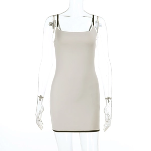 Detailansicht des beigen Strick-Bodycon-Kleides mit eleganten schwarzen Kontrastpaspeln