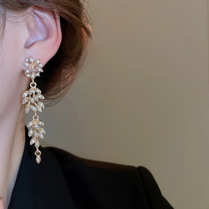 Élégantes boucles d'oreilles pendantes épis de blé dorées ornées de zircons blancs brillants