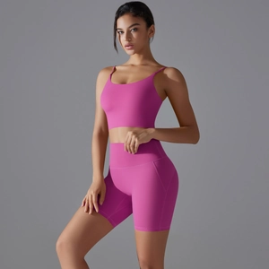 Dettaglio completo yoga rosa acceso con pantaloncini a vita alta e reggiseno