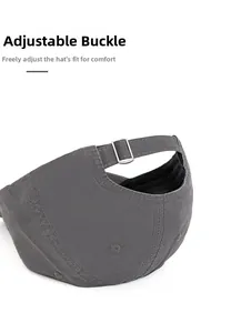 Vista dettagliata della fibbia in metallo regolabile e del tessuto twill del berretto grigio