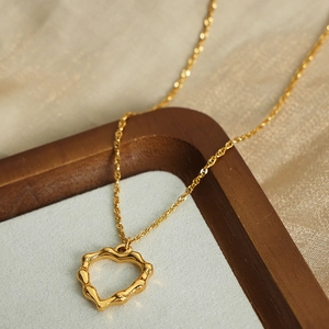 Collier en acier titane plaqué or avec pendentif cœur ajouré au design texture bambou