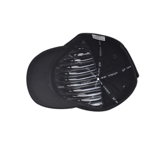 Détail de l'intérieur d'une casquette en coton avec coutures de qualité et étiquettes