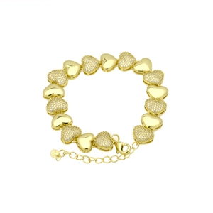Dettaglio di un bracciale a cuore placcato oro con zirconi e chiusura a moschettone