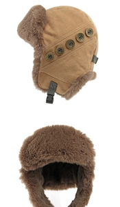 Dettaglio cappello aviatore invernale con pelliccia sintetica e bottoni incisi