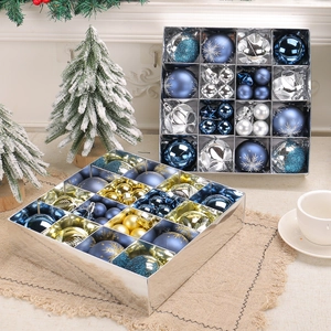 Boules de Noël bleues et dorées dans des boîtes cadeaux pour décoration de sapin festif