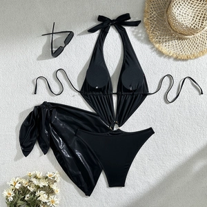 Ensemble bikini 3 pièces noir avec paréo assorti et accessoires de plage à plat