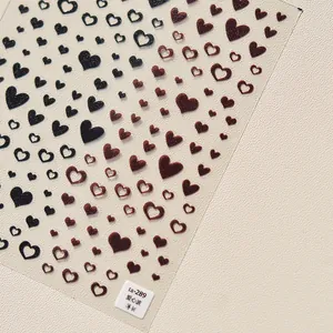 Détail d'autocollants pour ongles avec motifs de cœurs noirs et brun-rouge auto-adhésifs