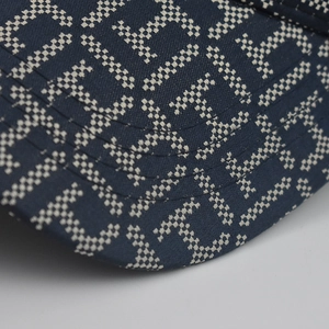 Makroaufnahme der blauen Karo-Baseballkappe mit Canvas-Textur und verstärkten Nähten