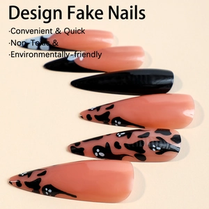 Faux ongles Halloween avec motifs fantômes noirs et finition brillante style French