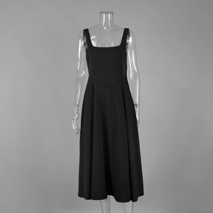 Détail de la robe midi noire à encolure carrée avec une taille ajustée et jupe évasée
