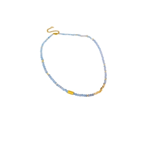 Collier minimaliste en perles bleu clair avec entretoises dorées et fermoir mousqueton