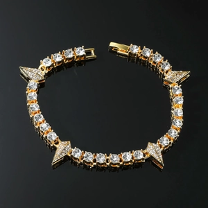 Bracelet tennis hip-hop doré serti de zircons brillants sur fond noir élégant